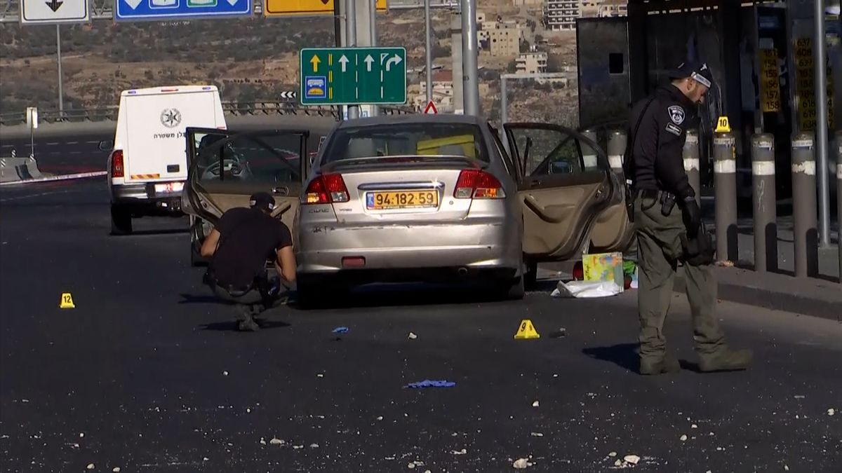 Při dvou explozích v Jeruzalémě zahynul jeden člověk, 14 lidí je zraněných